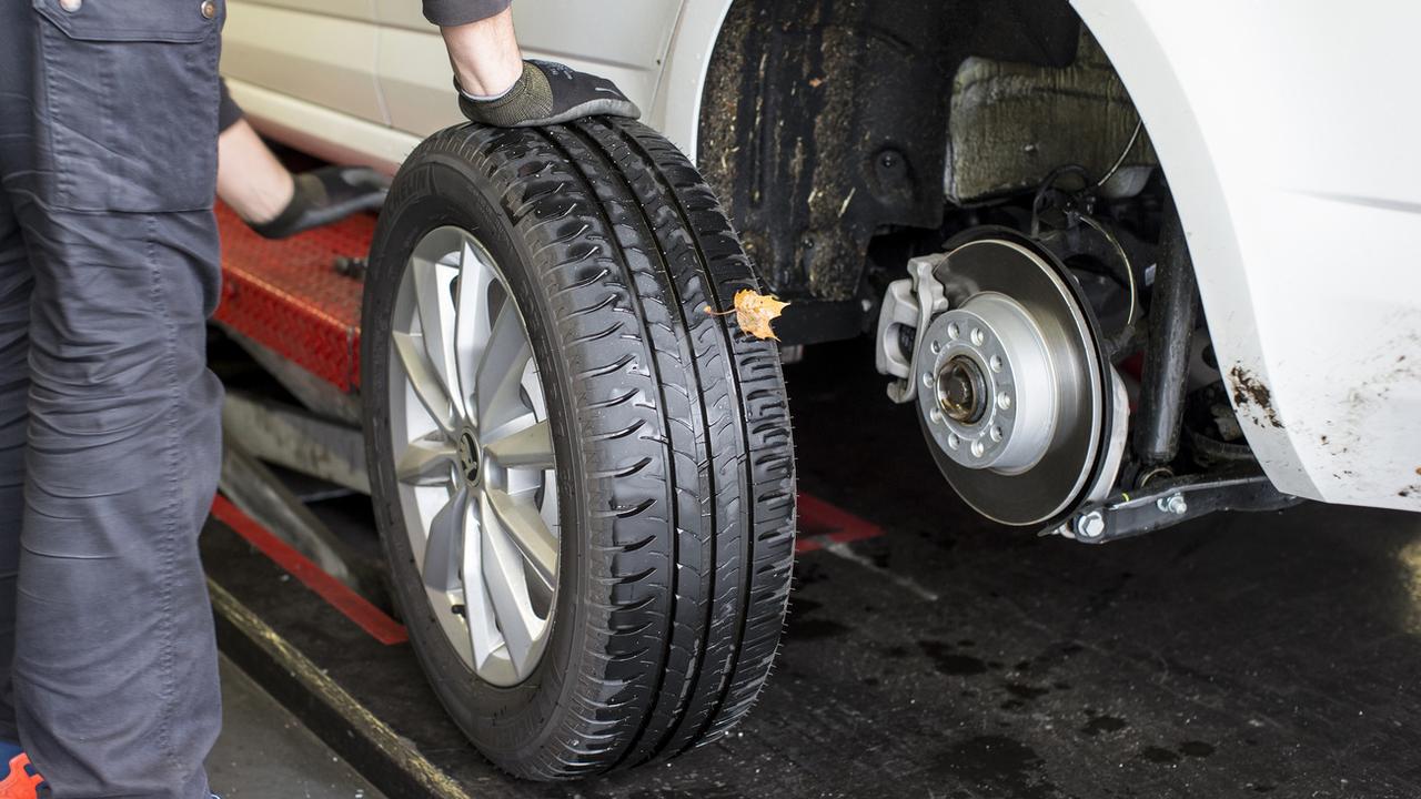 Les particules de pneus émises par les véhicules sont responsable d'une bonne partie des résidus de microplastiques polluants. [Keystone - Alexandra Wey]