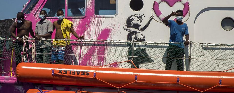 Le navire humanitaire de Banksy a lancé un appel à l'aide. [AP/Keystone - Santi Palacios]