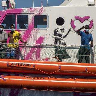 Le navire humanitaire de Banksy a lancé un appel à l'aide. [AP/Keystone - Santi Palacios]