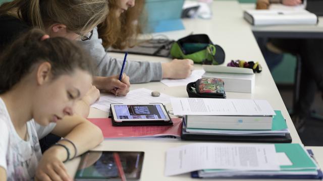 Selon plusieurs enseignants vaudois, un enfant n’apprendrait pas mieux à travers une tablette. [Keystone - Gaëtan Bailly]