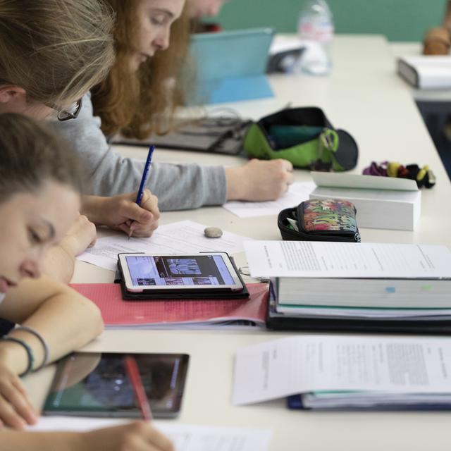 Selon plusieurs enseignants vaudois, un enfant n’apprendrait pas mieux à travers une tablette. [Keystone - Gaëtan Bailly]