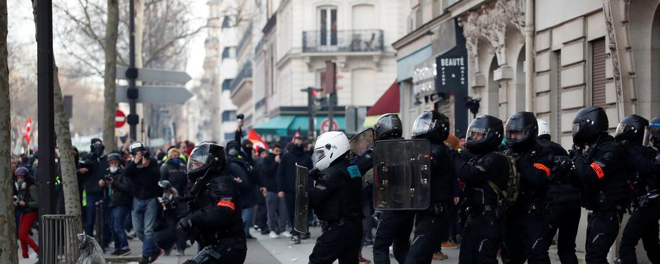 L'Assemblée nationale française a voté vendredi soir la mesure la plus controversée d'une proposition de loi dite de sécurité globale, qui limite la diffusion d'images de policiers en opération. [Reuters - Gonzalo Fuentes]