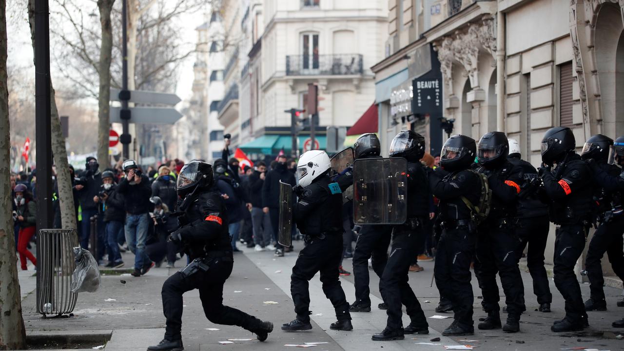 L'Assemblée nationale française a voté vendredi soir la mesure la plus controversée d'une proposition de loi dite de sécurité globale, qui limite la diffusion d'images de policiers en opération. [Reuters - Gonzalo Fuentes]