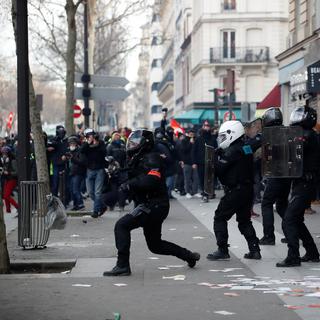 L'Assemblée nationale française a voté vendredi soir la mesure la plus controversée d'une proposition de loi dite de sécurité globale, qui limite la diffusion d'images de policiers en opération. [Reuters - Gonzalo Fuentes]