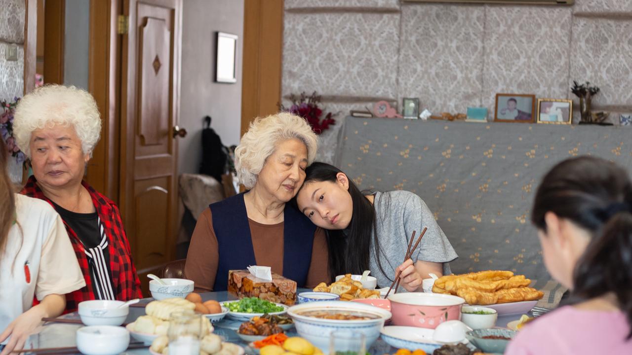 Awkwafina et Zhao Shuzhen dans "The Farewell". [DCM]