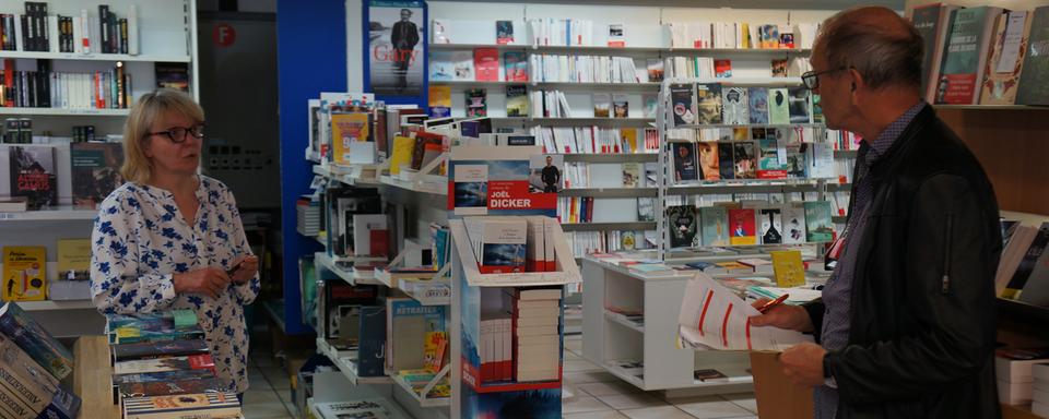 Un contrôle des mesures anti Covid dans une librairie. [RTS - Gaël Klein]