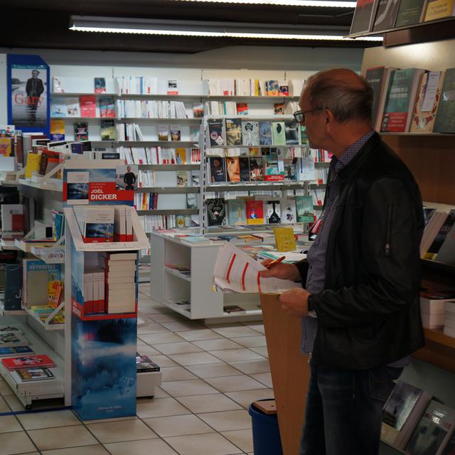 Un contrôle des mesures anti Covid dans une librairie. [RTS - Gaël Klein]