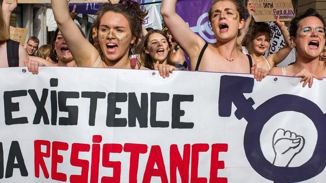 Yves Leresche a remporté la catégorie "Actualité", avec une série de photos prises lors de la grève des femmes, le 14 juin 2019, à Lausanne. [SWISS PRESS PHOTO/KEYSTONE/Yves Leresche/L’Illustré - Yves Leresche]