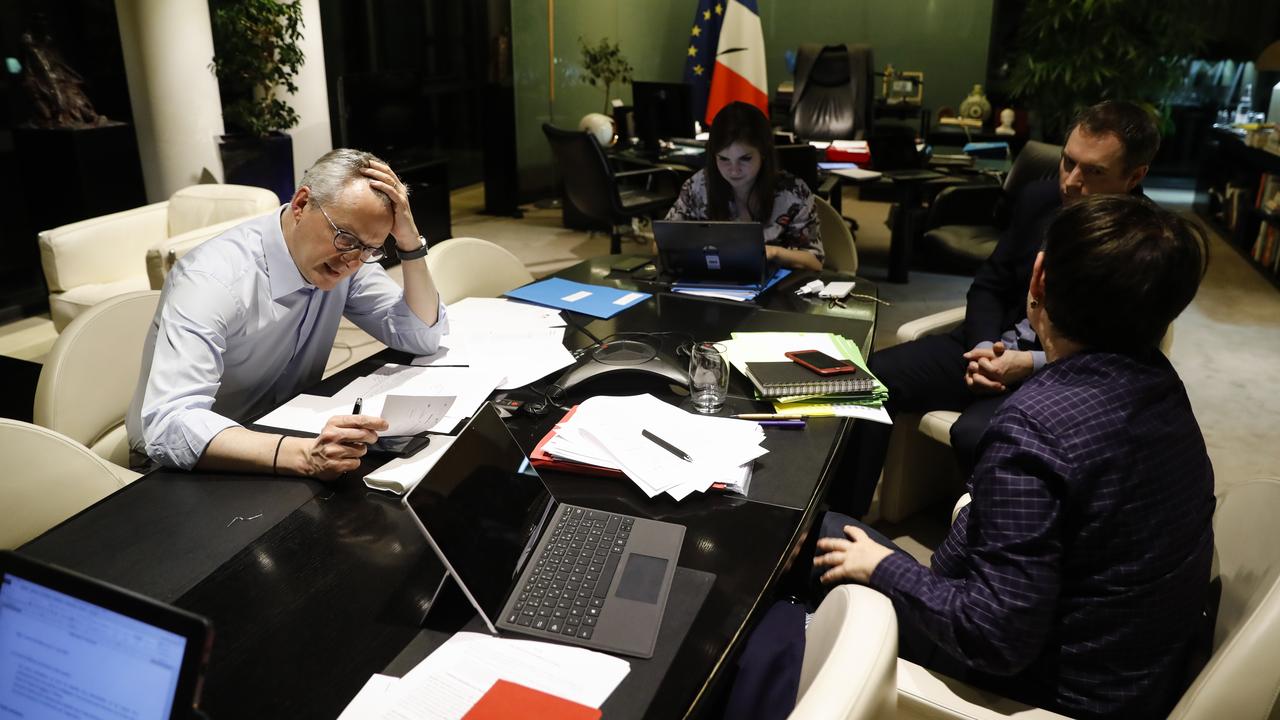 Le ministre des finances français Bruno Le Maire au téléphone avec son homologue allemand Olaf Scholz pendant une pause lors de la vidéoconférence des grands argentiers de la zone euro [AFP - Thomas Samson]