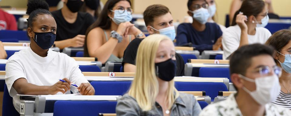 Des étudiants masqués le jour de la rentrée à l'Université de Neuchâtel, le 14 septembre 2020. [Keystone - Laurent Gillieron]