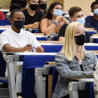 Des étudiants masqués le jour de la rentrée à l'Université de Neuchâtel, le 14 septembre 2020. [Keystone - Laurent Gillieron]