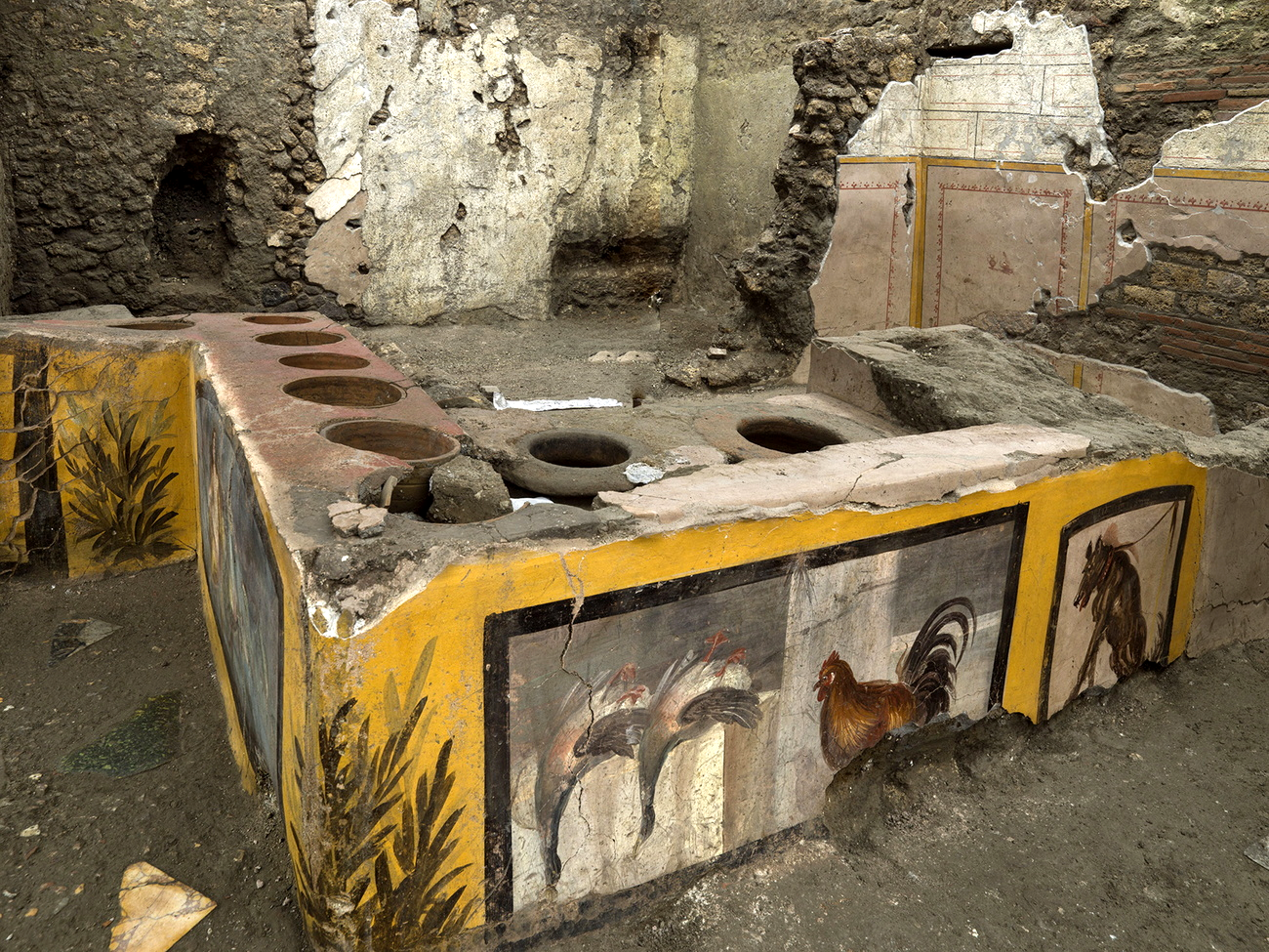 Le comptoir du thermopolium mis au jour à Pompéi. [EPA/Keystone - Parco Archeologico di Pompei]