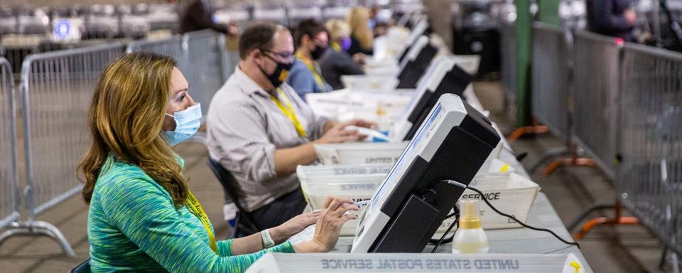 Dans un centre de dépouillement des votes de Pittsburgh, en Pennsylvanie, le 6 novembre 2020. [Reuters - John Altdorfer]