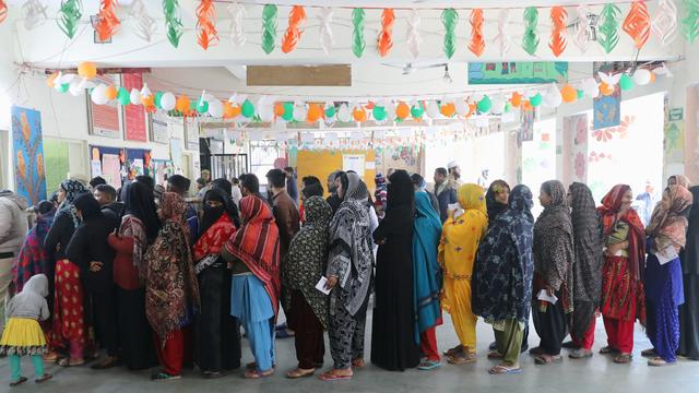 Des personnes font la queue au bureau de vote pour les élections du gouvernement local de New Delhi. [Reuters - Anushre Fadnavis]