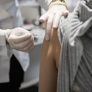 Cette année, le vaccin contre la grippe sera particulièrement recommandé, puisqu'elle pourrait survenir en même temps qu'une deuxième vague de coronavirus. [KEYSTONE - Christian Beutler]