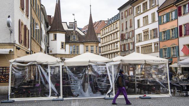 La provenance des masques fait débat dans le canton de Neuchâtel. [Keystone - Jean-Christophe Bott]