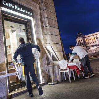 Les nouvelles mesures imposées en Italie font beaucoup de mécontents parmi les restaurateurs et les tenanciers de bars contraints de fermer dès 18 heures. [keystone - Domenico Stinellis]