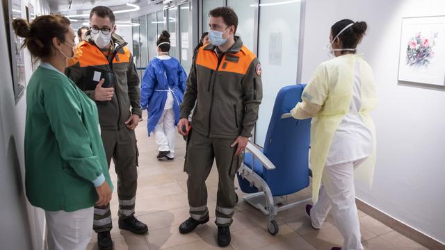 Membres de la Protection civile en renfort à l'Hôpital de Morges, 20.03.2020. [Keystone - Jean-Christophe Bott]