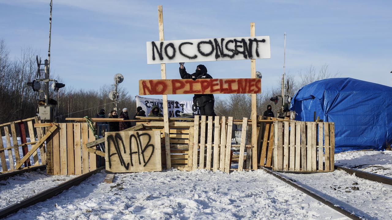 Des blocages ferroviaires pour manifester contre un oléoduc au Canada. [Keystone - Jason Franson/AP]