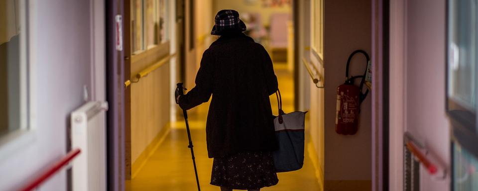 Les personnes âgées de plus de 65 ans, et les personnes atteintes de maladies chroniques sont les personnes les plus vulnérables face au covid-19. [AFP - Loic VENANCE]