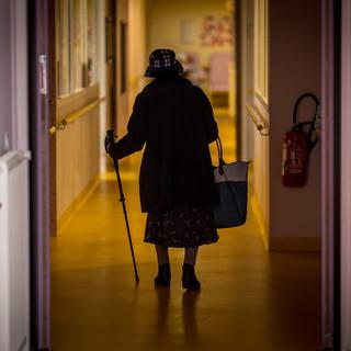 Les personnes âgées de plus de 65 ans, et les personnes atteintes de maladies chroniques sont les personnes les plus vulnérables face au covid-19. [AFP - Loic VENANCE]