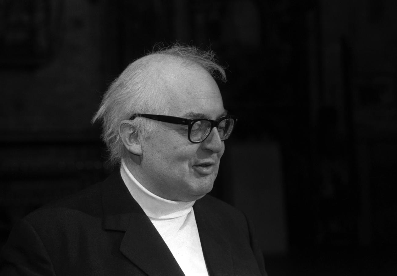 Friedrich Dürrenmatt récompensé par le Grand Prix de littérature du canton de Berne le 25 octobre 1969 à Berne. [Keystone - STR]