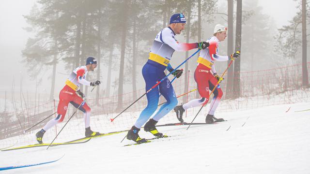 Dario Cologna (en bleu) a décroché un top-10 dans le brouillard d'Oslo. [Vianney Thibaut]