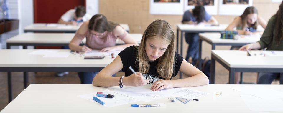 Les cantons vont devoir affiner le cadre de la reprise dans les écoles [Keystone - Gaetan Bally]