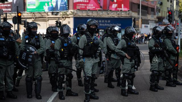 Des policiers dans les rues de Hong Kong. [Keystone/EPA - Jérôme Favre]