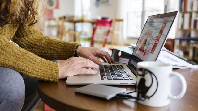 Le télétravail, un potentiel d'économies pour les entreprises? [Keystone - Christian Beutler]