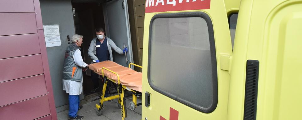 Une ambulance devant l'hôpital où est hospitalisé Alexeï Navalny. [Keystone/EPA - Maxim Karlayev]