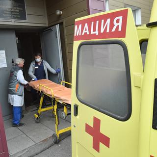 Une ambulance devant l'hôpital où est hospitalisé Alexeï Navalny. [Keystone/EPA - Maxim Karlayev]
