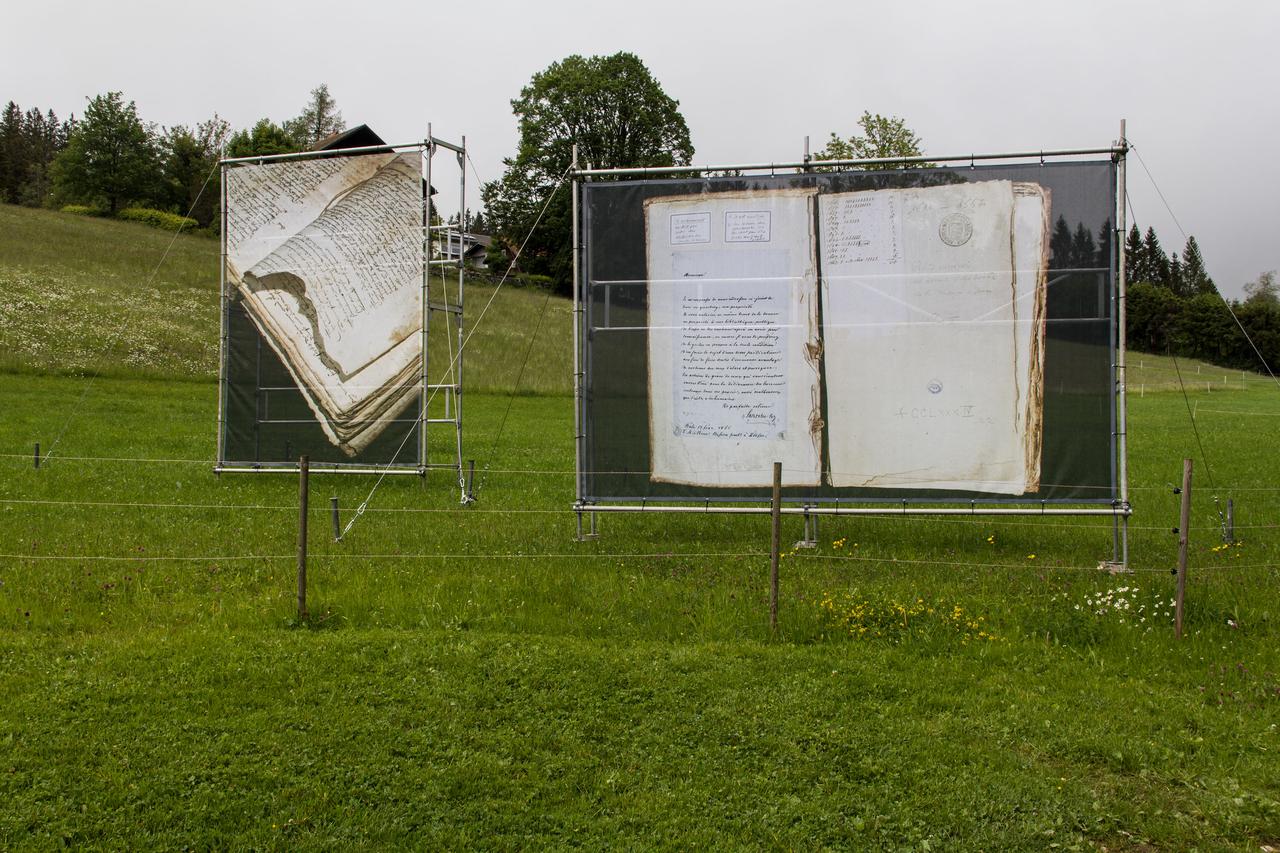 Les images de Virginie Rebetez sur les bâches perforées de l'exposition "Format". [exposition-format.ch - Swann Thommen]