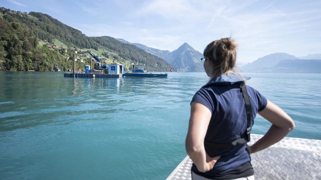 Une plateforme de mesure de l'activité sismique sur le lac des Quatre-Cantons, au large de Buochs (NW). [Keystone - Urs Flueeler]