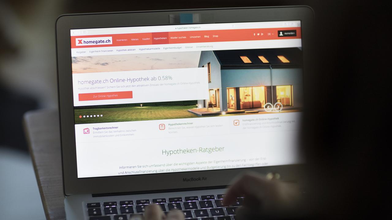 Une personne consulte le site de vente immobilière Homegate.ch. [Gaetan Bally]