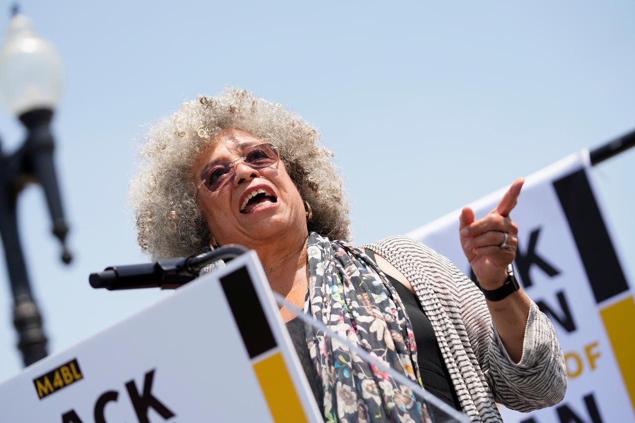 La professeure Angela Davis, photographiée ici lors d'un meeting le 30 avril 2019, à Washington. [Reuters - Aaron P. Bernstein]