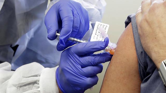 Un vaccin contre le Covid-19 est en phase d'essai au Royaume-Uni. [Keystone/AP - Ted S. Warrem]