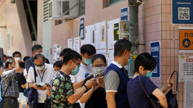 Plus d'un demi-millions de Hongkongais ont participé aux primaires du camp des pro-démocrates, malgré la menace de sanctions en lien avec la nouvelle loi sur la sécurité. [Reuters - Lam Yik]