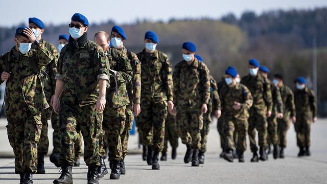 Des soldats de la division territoriale 1 photographiés le 21 mars dernier sur la place d'armes de Bière. [Keystone - Jean-Christophe Bott]