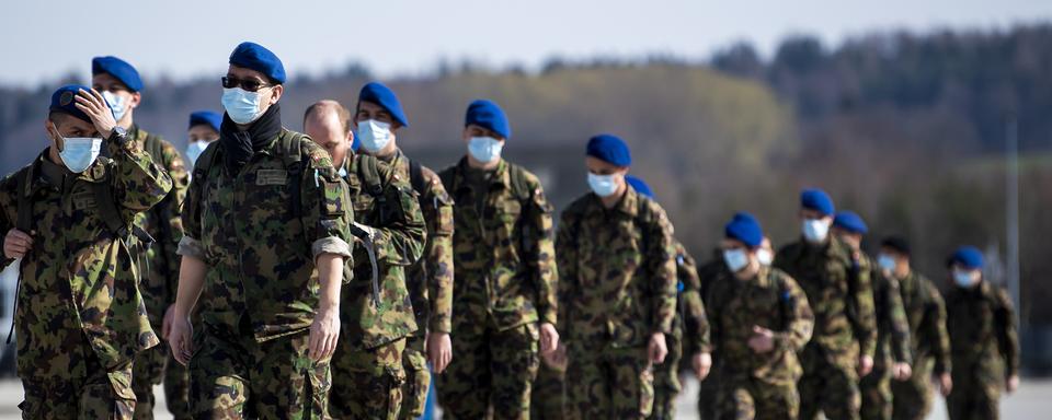 Des soldats de la division territoriale 1 photographiés le 21 mars dernier sur la place d'armes de Bière. [Keystone - Jean-Christophe Bott]