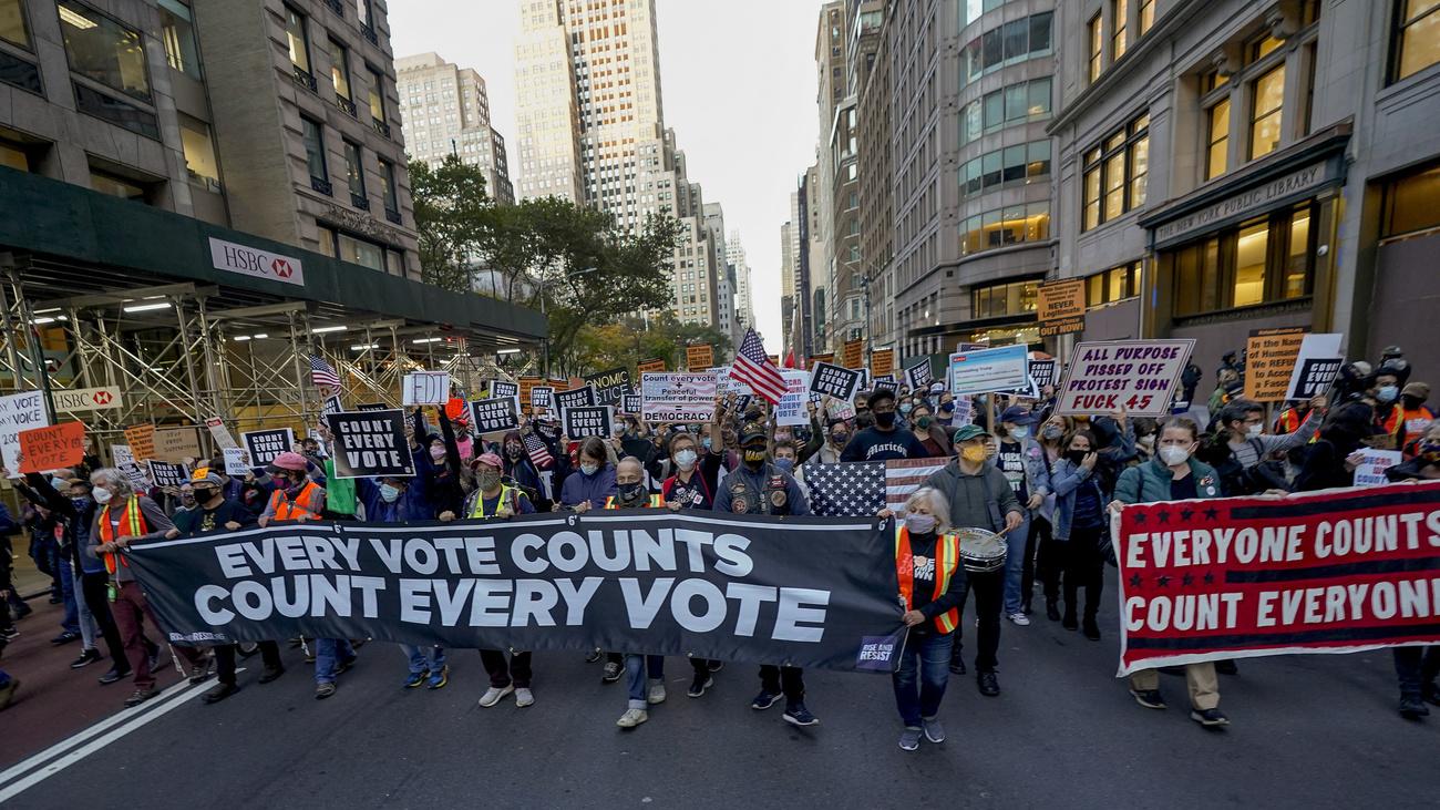Des manifestants parcourent la 5e Avenue à New York pour demander que tous les votes soient comptabilisés, le 4 novembre 2020. [Keystone/AP Photo - Frank Franklin II]