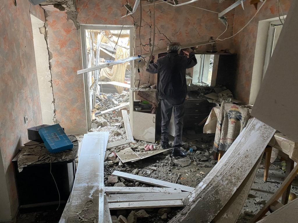 Un habitant inspecte sa maison après des bombardements sur Stepanakert. Haut-Karabakh, le 6 octobre 2020. [AFP - Sputnik]