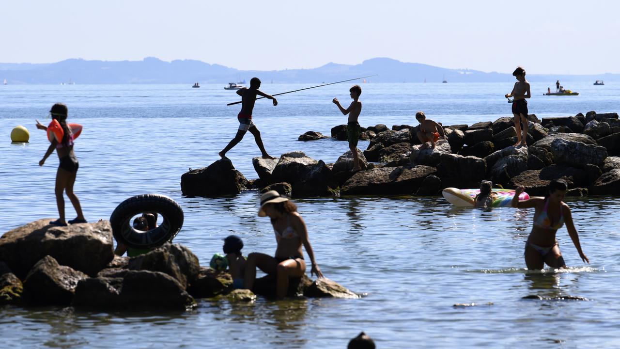 Les baigneurs ont retrouvé les joies de la baignade dans le lac de Neuchâtel (photo du 29 juillet 2020, avant l'interdiction) [Keystone - Anthony Anex]