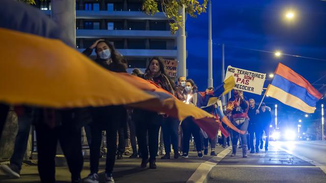 Une chaîne humaine aux flambeaux a été organisée vendredi à Genève en soutien à l'Arménie et pour la reconnaissance de l'indépendance du Haut-Karabakh [Keystone - Martial Trezzini]