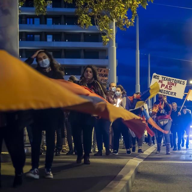 Une chaîne humaine aux flambeaux a été organisée vendredi à Genève en soutien à l'Arménie et pour la reconnaissance de l'indépendance du Haut-Karabakh [Keystone - Martial Trezzini]