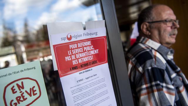 Une assemblée du syndicat SSP lors d'une journée d'actions contre la réforme de la Caisse de prévoyance du personnel de l'Etat de Fribourg, le 4 mars 2020 à Givisiez. [Keystone - Jean-Christophe Bott]