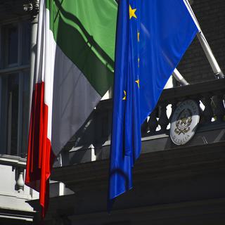 Selon des sondages réalisés et publiés sur le site du gouvernement de nombreux Italiens pensent que la pandémie détruit l'Union européenne. [NurPhoto/AFP - Alberto Pezzali]
