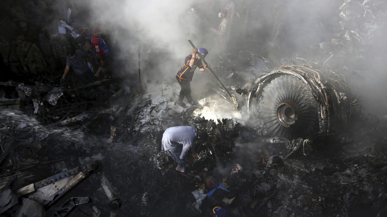 (200523) -- BEIJING, May 23, 2020 () -- Local residents gather at a plane crash site in a residential area in Karachi, Pakistan, May 22, 2020. (Str/) (KEYSTONE/XINHUA/Stringer) [Keystone]
