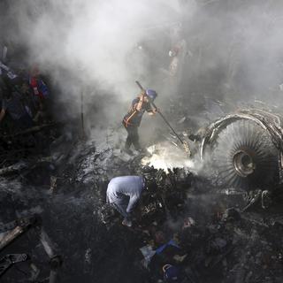 (200523) -- BEIJING, May 23, 2020 () -- Local residents gather at a plane crash site in a residential area in Karachi, Pakistan, May 22, 2020. (Str/) (KEYSTONE/XINHUA/Stringer) [Keystone]