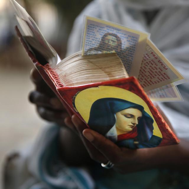 La Bible porte des récits qui donnent à réfléchir sur le sens du monde. [KEYSTONE - Hussein Malla / AP Photo]